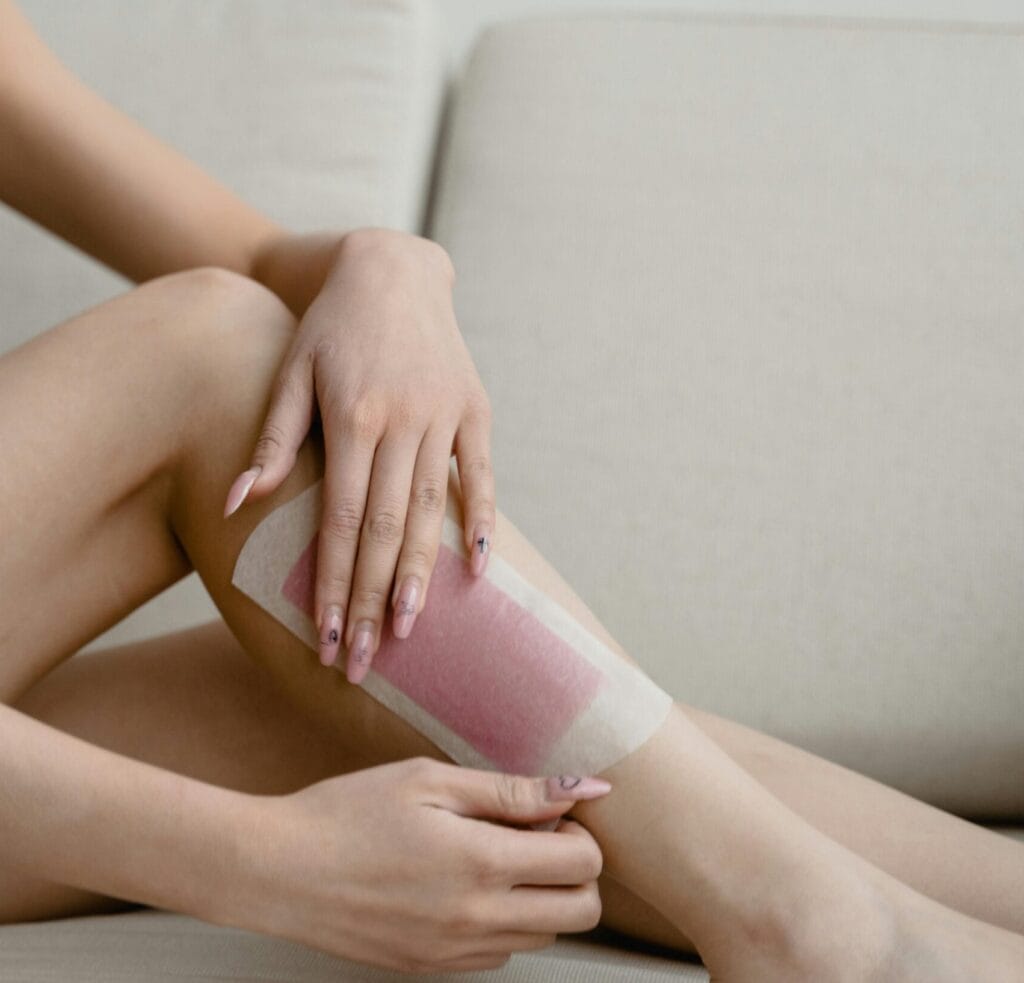 mujer depilándose con cera en roll on